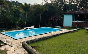 Casa de campo com piscina em condomínio.